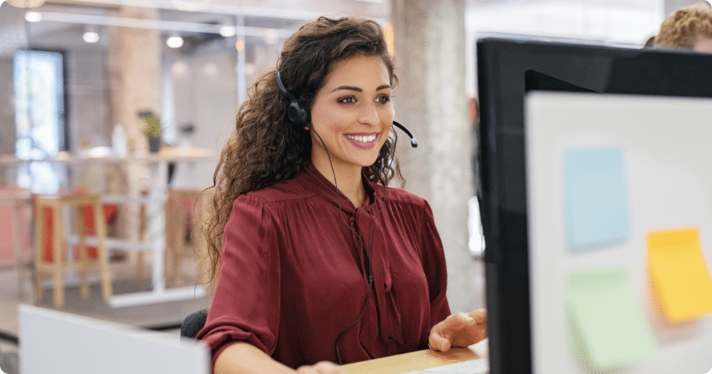 femme qui téléphone en utilisant la méthode croc